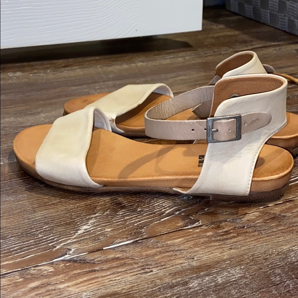 Tan/ Cream strapped sandals